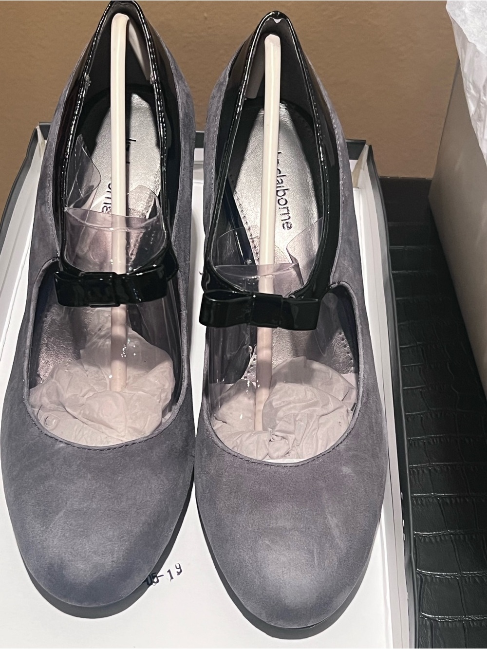 Liz Claiborne Grey Suede Mary Jane Heels with Black Patent Trim and Bow - Picture 4 of 7